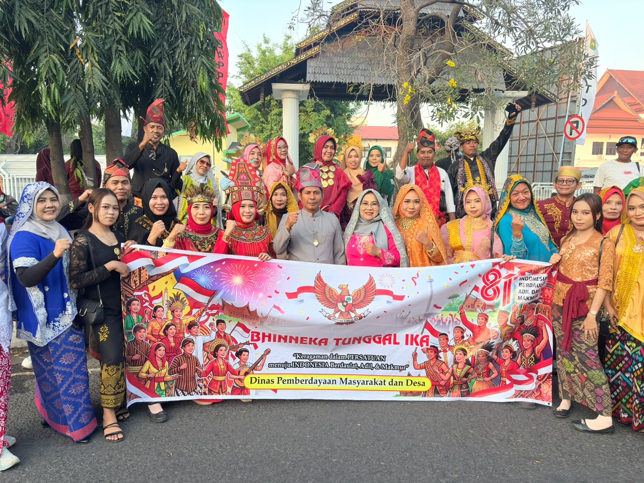 Dinas PMD Kabupaten Sumbawa Ikut Semarakkan Pawai Alegoris dengan Tema "Bhinneka Tunggal Ika"